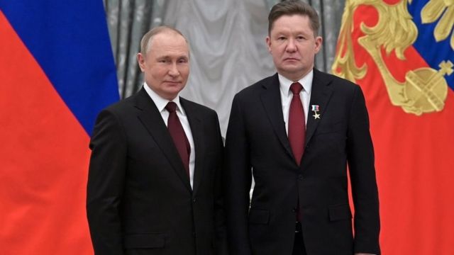 Alexei Miller (right) with Putin at the Kremlin