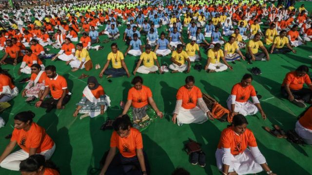 Hindistan'da toplu yoga seansı