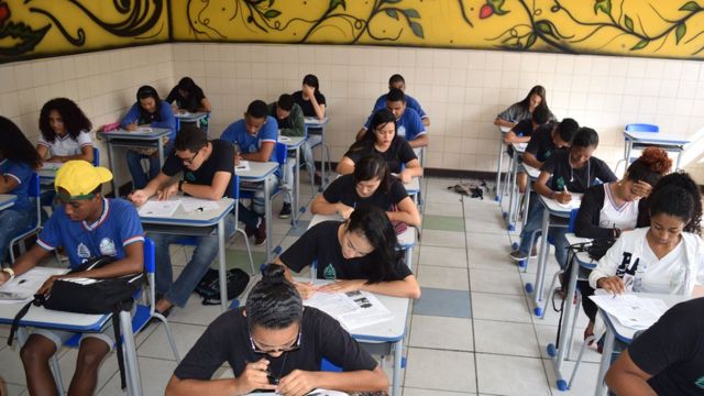 Alunos em escola na Bahia