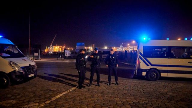 ফ্রান্সের কালাই উপকূলের কাছে বুধবার সন্ধ্যার পর নৌকাটি ডুবে যায়।