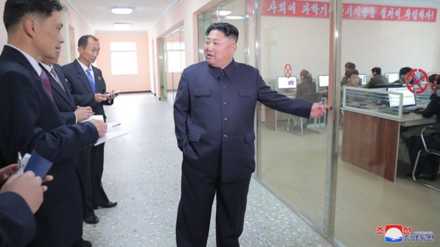O líder coreano em visita a uma fábrica