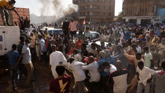 متظاهرون يحملون مصابا خلال احتجاجات في أم درمان في نوفمبر/تشرين الثاني الماضي