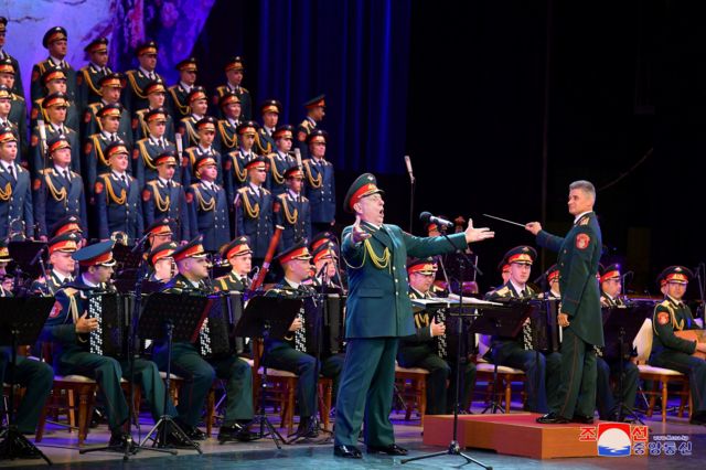 La banda militar de la academia Alexandrov de Rusia ofrece un concierto