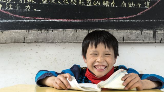 garoto chinês sorrindo
