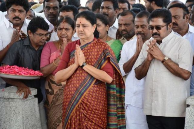 சசிகலாவுக்கும் டிடிவி தினகரனுக்கும் இடையில் மவுன யுத்தம் நடப்பதாக ஊகங்கள் நிலவுகின்றன