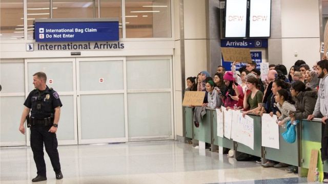 Abo ni abaje kwiyamiriza ingingo ya Trump ku kibuga c'indege ca Dallas