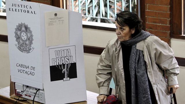Una mujer en un centro electoral en Brasil.