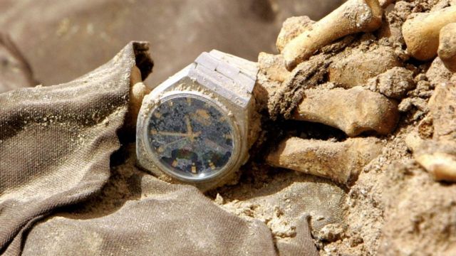 Un reloj atado a huesos humanos.