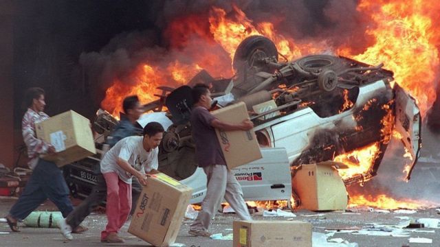 Pada 12-13 Mei 1998 terjadi penjarahan massal dan pembakaran di sejumlah tempat di Jakarta.