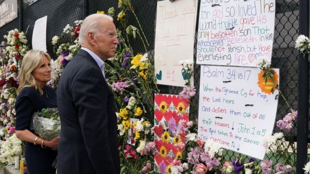 El presidente Joe Biden y su esposa Jill visitaron el viernes el muro donde se homenajea a las víctimas de Surfside