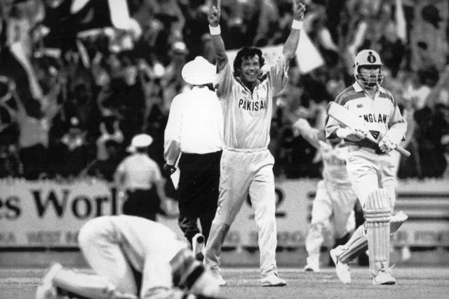 قاد عمران خان باكستان للفوز بكأس العالم للكريكيت عام 1992