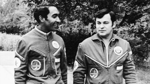 Cosmonauta cubano Arnaldo Tamayo Mendez (à esquerda) e Yuri Romanenko, comandante soviético da espaçonave russa Soyus-38, em 1980
