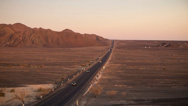 El desierto peruano, surcado por la carretera.