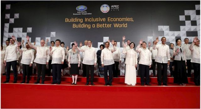18日夕には首脳らが夫人を伴いフィリピンの民族衣装をまとって記念撮影した