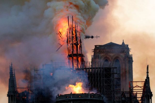 امانوئل مکرون رئیس جمهور فرانسه این حادثه را یک "تراژدی اسفناک" خواند