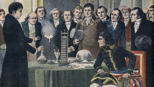 Alessandro Volta mostrando su invento