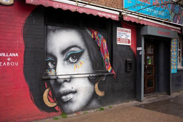 Один из многочисленных время от времени появляющихся на улицах Кэмдена граффити-портретов Эми Уайнхаус