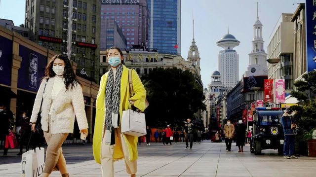 上海民眾戴著防護口罩走在街上。