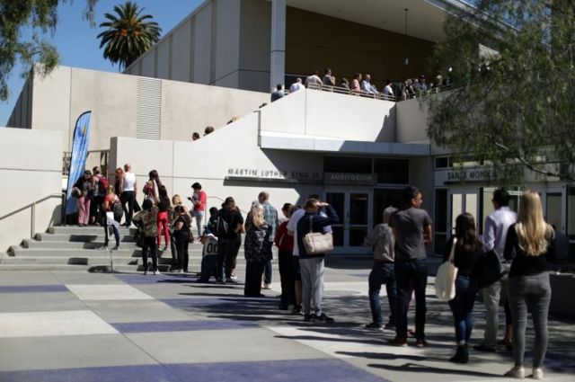 Una larga fila de votantes en Los Ángeles