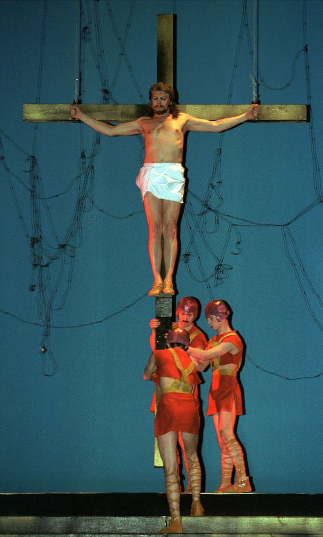 Сцена из спектаклчя, поставленного Красноярским театром оперы и балета в 2003 г.