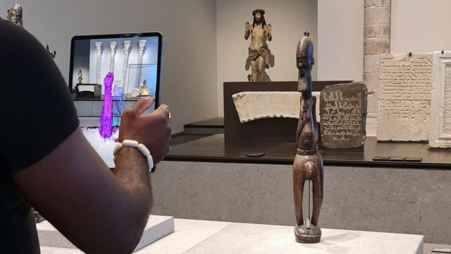 Ein Mitglied von Looty scannt ein Bild in einem Museum.