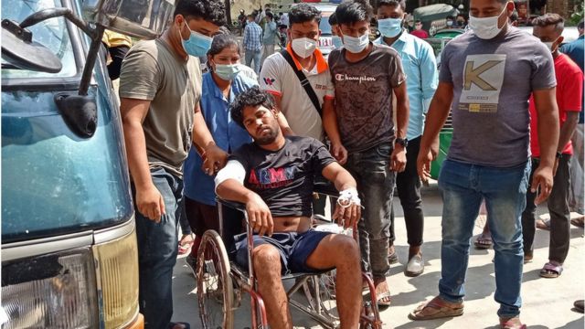 আহত শ্রমিকদের স্থানীয় হাসপাতালে চিকিৎসা দেয়া হয়।