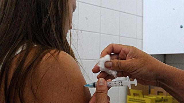 Mulher  vacinada contra H1N1 em 2010
