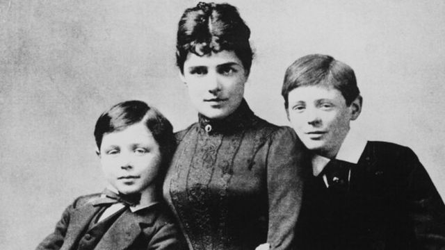Дженни Черчилль со совими сыновьями: Джоном (слева) и Уинстоном (справа)