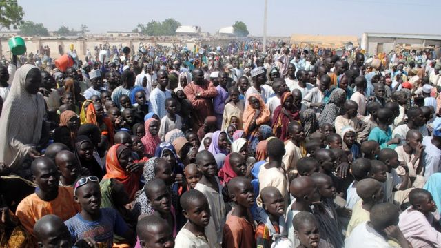 Des déplacés internes attendent de la nourriture au camp de Dikwa, dans l'État de Borno, dans le nord-est du Nigeria, le 2 février 2016.