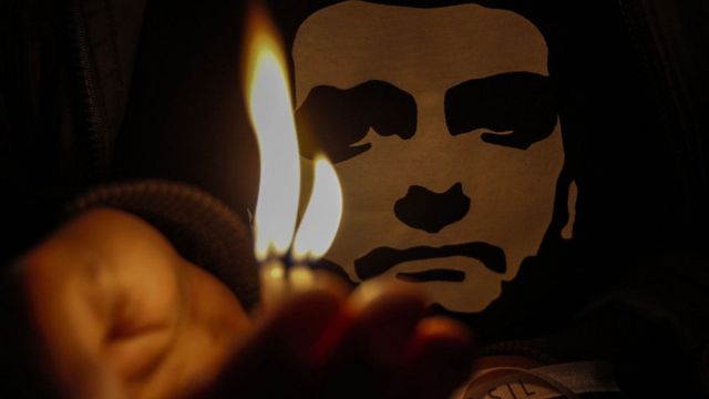 Estampa de camisa mostra rosto de Bolsonaro, iluminado por uma vela