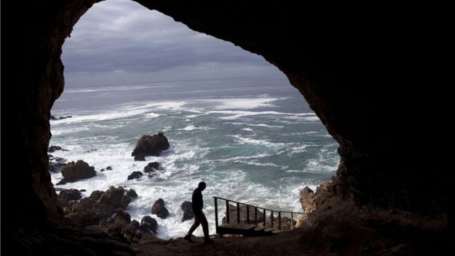 Vista do mar e das rochas de dentro de uma caverna chamada PP13B em 26 de maio de 2010, em Pinnacle Point, perto de Mossel Bay, na África do Sul.