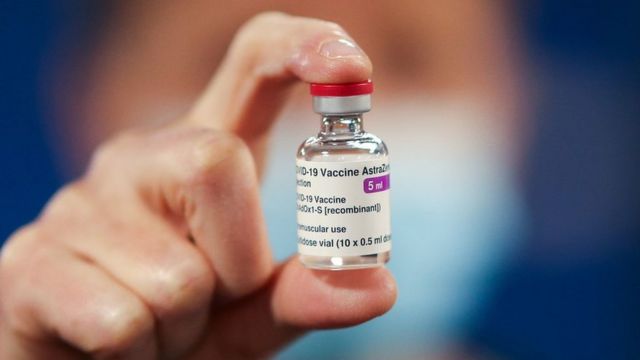 โควิด-19 : จะชั่งน้ำหนักอย่างไรระหว่างความเสี่ยงกับประโยชน์ที่จะได้จากวัคซีนแอสตร้าเซนเนก้า  - BBC News ไทย