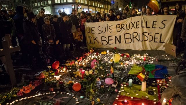 ブリュッセルのブルス広場に大勢が集まり犠牲者を追悼した(22日夜)