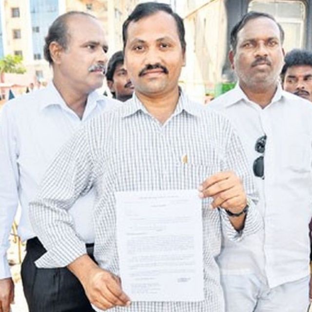 సస్పెన్షన్ ఉత్తర్వుతో కండక్టర్ సంజీవ్