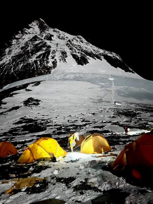 Sau khi xuống núi, Céline Thanh Nhã ở tại Trạm căn cứ Everest để phục hồi sức khoẻ
