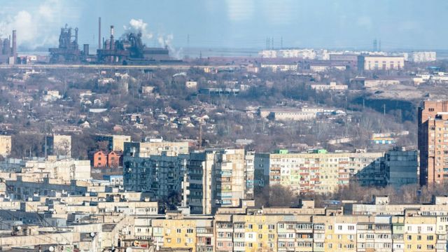 Fotografia mostra vista de Mariupol do alto com siderúrgica ao fundo