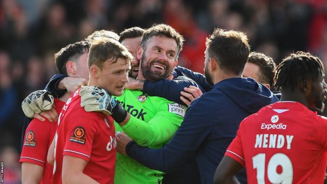 David de Gea: Manchester United goalkeeper wins Golden Glove - BBC Sport