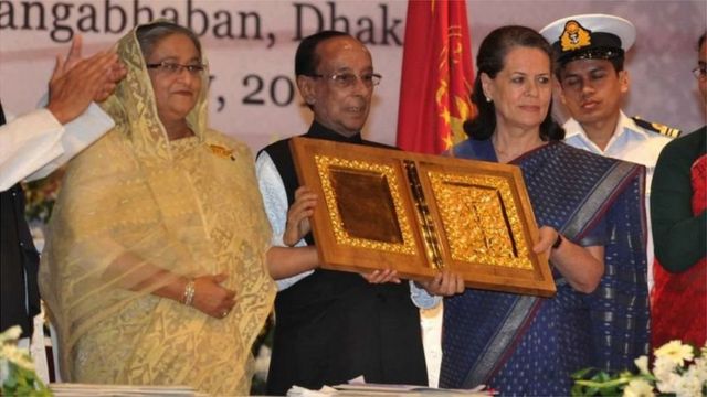 ढाका में 2011 में ली गई इस तस्वीर में सोनिया गांधी बांग्लादेशी की तरफ़ से इंदिरा गांधी के लिए सम्मान प्राप्त कर रही हैं