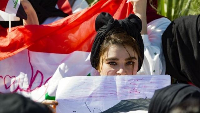 Iraqi student holds picture amid anti-government protests in Basra (29/10/19)
