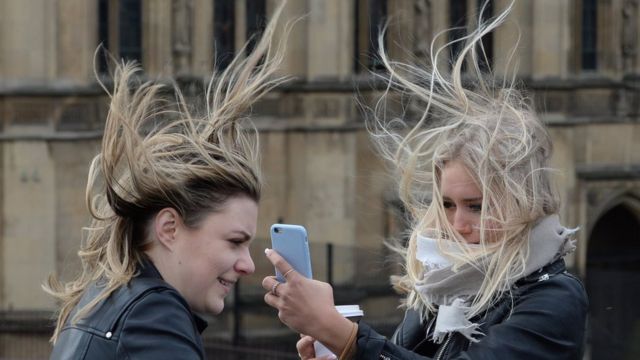 девушки фотографируются на мосту Вестминстер