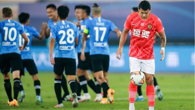 Guangzhou Evergrande's Elkeson (R), also know as Ai Kesen in Chinese, reacts during their Chinese Super League football match with Dalian Pro in Dalian, in China's northeastern Liaoning province on August 25, 2020.