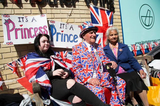 Pendukung kerajaan Inggris menunggu di luar rumah sakit pada tahun 2015 untuk mengumumkan kelahiran anggota baru keluarga kerajaan.