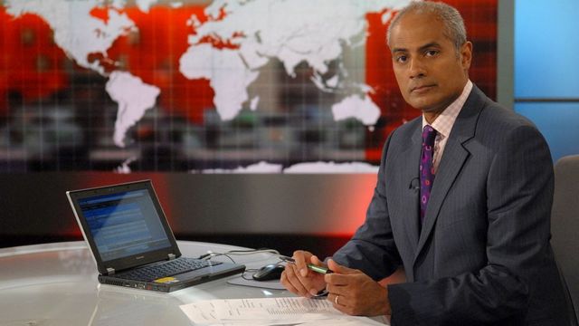 Âncora George Alagiah em um estúdio da BBC World News