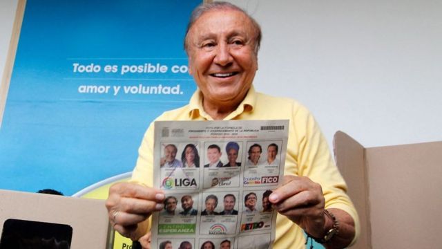 Rodolfo Hernández segurando um jornal