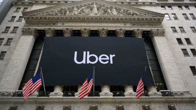 El logo de Uber frente a la Bolsa de Valores de Nueva York, en Wall Street