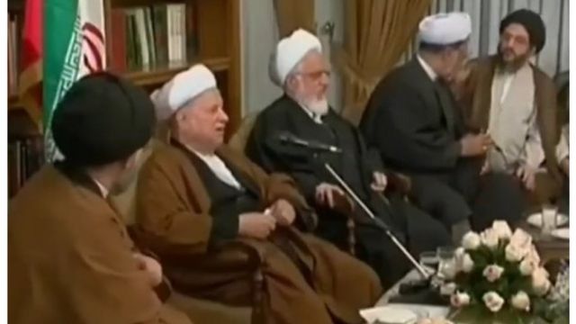 این ویدئو کوتاه نشان می دهد که آقای هاشمی رفسنجانی در حال سخنرانی در میان جمعی از روحانیون است.