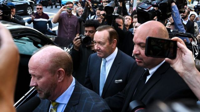 Kevin Spacey saliendo del tribunal