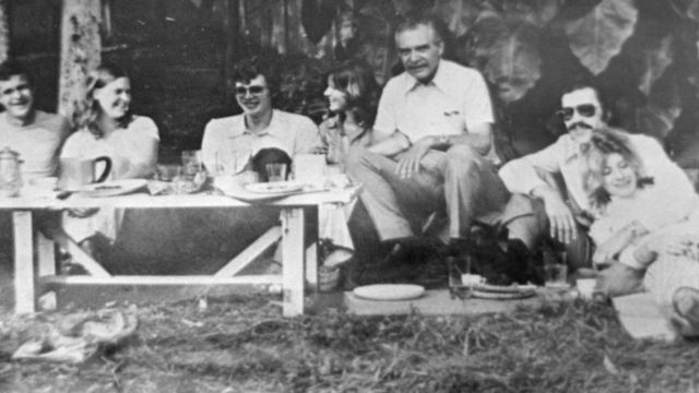 Mengele na ručku sa prijateljima