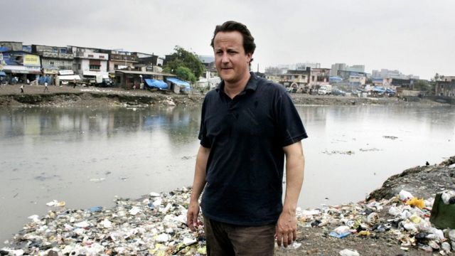 2006年，担任英国保守党领袖的卡梅伦访问印度期间前往孟买贫民窟。孟买1200万人口中，超过四成住在贫民窟内，其中包括受过良好教育的中产阶级人士。(photo:BBC)
