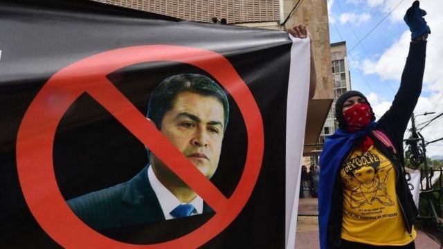 Estudiantes protestan contra Hernández